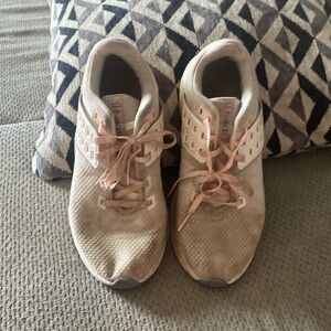 I am so Nike women’s size shoes, size 8 Good condition.